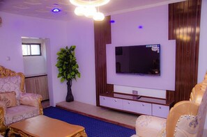 Rom – deluxe, balkong, byutsikt | Oppholdsområde