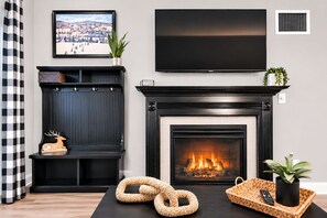 50” TV with HDMI hook up for streaming or gaming systems. Gas enclosed fireplace - NEW! Seneca 113: Private Entrance, Hot Tub, Heated Garage, Sleeps 6! (Snowshoe)
