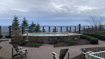 Bañera de hidromasaje al aire libre