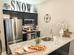 ثلاجة، ميكروويف، فرن، موقد طهي مسطح