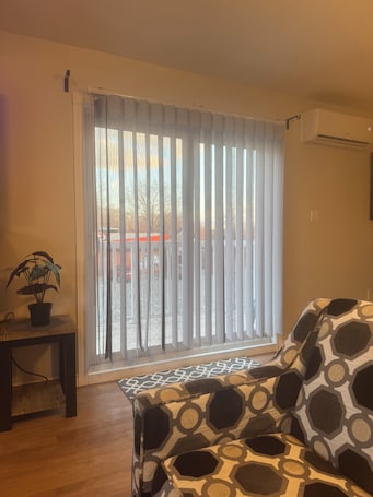 Living area. Luxurious 2 Bedroom with King and Queen bed and 1.5 Bathroom sleeps 6.