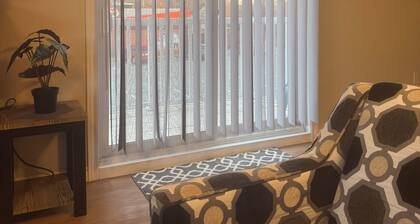 Luxurious 2 Bedroom with King and Queen bed and 1.5 Bathroom sleeps 6.