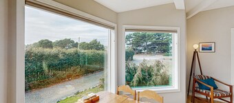 Charming home with WiFi, deck, & grill - 1 block to the beach