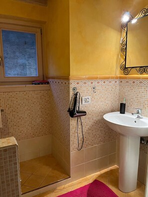 Shower, towels - Appartamento Rustico Vista Lago - Panorama Rustico (Tignale)
