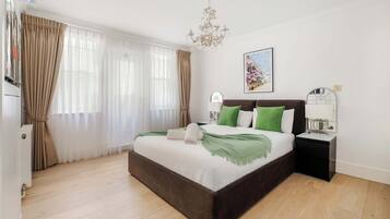 2 bedrooms, in-room safe, desk, iron/ironing board