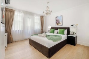 2 bedrooms, in-room safe, desk, iron/ironing board - Elegant 2BR 2BA in the ♥️ of Central London ❄️ Air Conditioning | Sleeps 6 (Greater London)