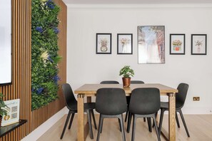 Dining - Elegant 2BR 2BA in the ♥️ of Central London ❄️ Air Conditioning | Sleeps 6 (Greater London)