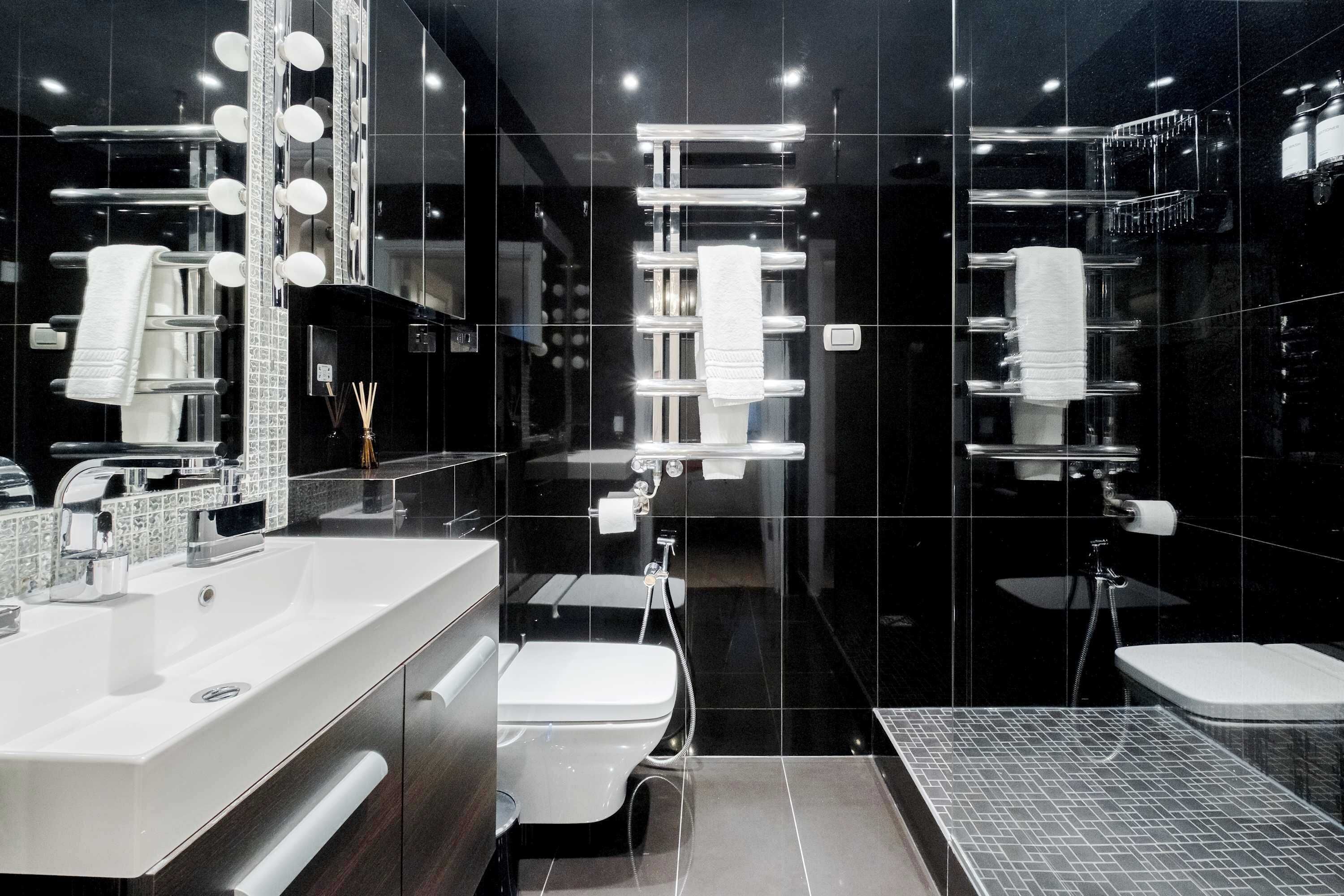 Dusch, miljövänliga toalettartiklar, hårtork och bidé