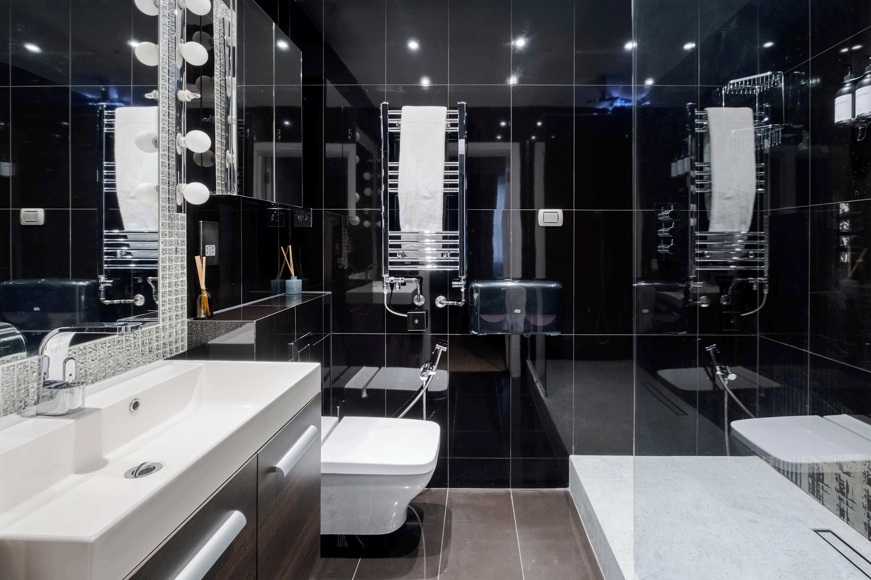 Een douche,  milieuvriendelijk toiletgerief, een haardroger, een bidet