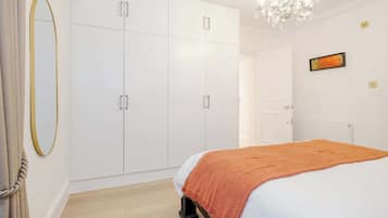 2 sovrum, vÀrdeförvaringsskÄp pÄ rummet och strykjÀrn/strykbrÀda