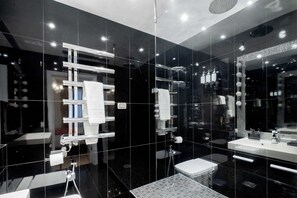 Douche, articles de toilette écologiques, sèche-cheveux, bidet