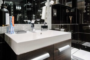 Dusj, miljøvennlige toalettsaker, hårføner og håndklær