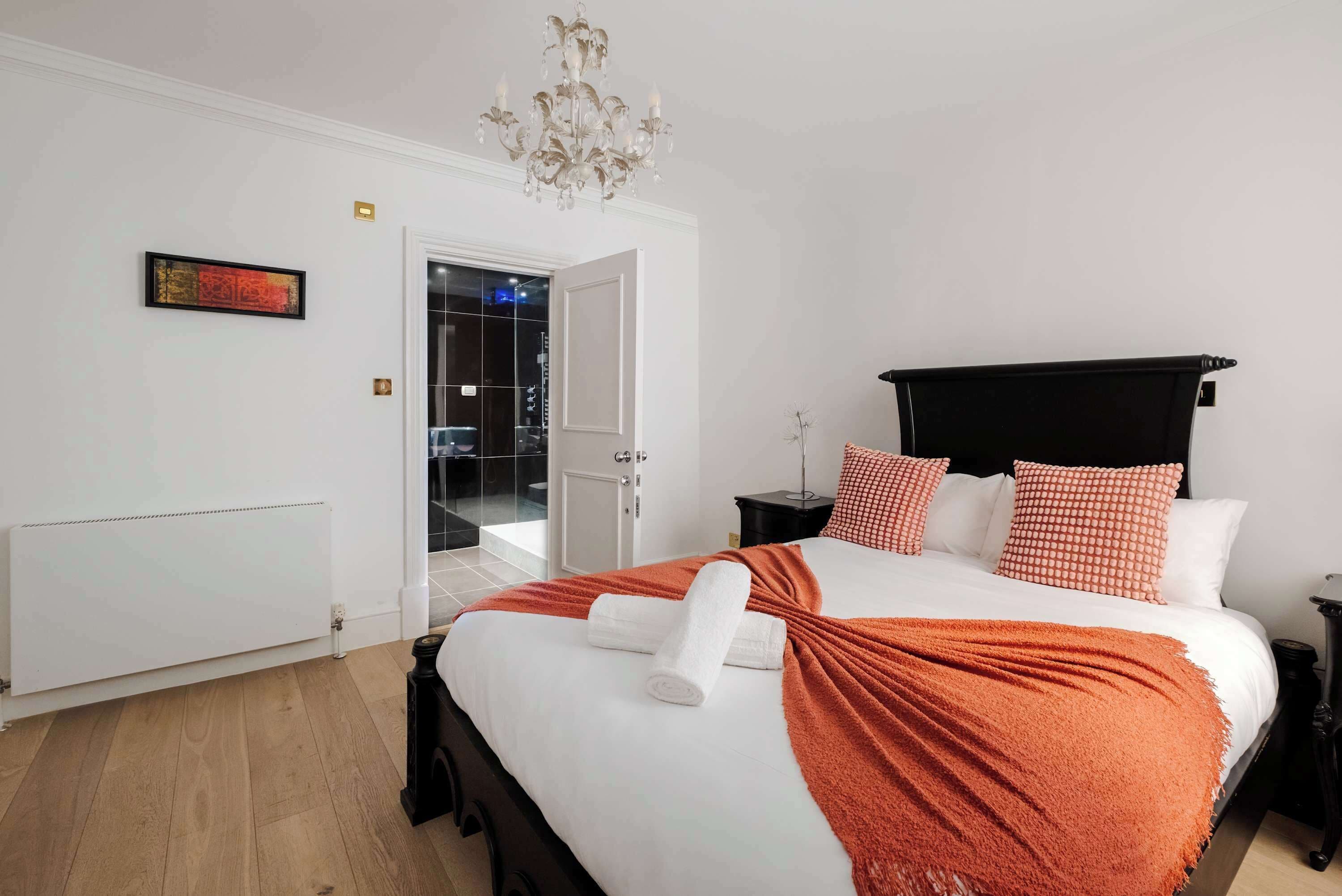 2 bedrooms, in-room safe, desk, iron/ironing board