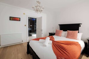 2 bedrooms, in-room safe, desk, iron/ironing board - Elegant 2BR 2BA in the ♥️ of Central London ❄️ Air Conditioning | Sleeps 6 (Greater London)