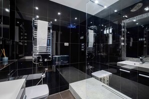 Shower, eco-friendly toiletries, hair dryer, bidet - Elegant 2BR 2BA in the ♥️ of Central London ❄️ Air Conditioning | Sleeps 6 (Greater London)