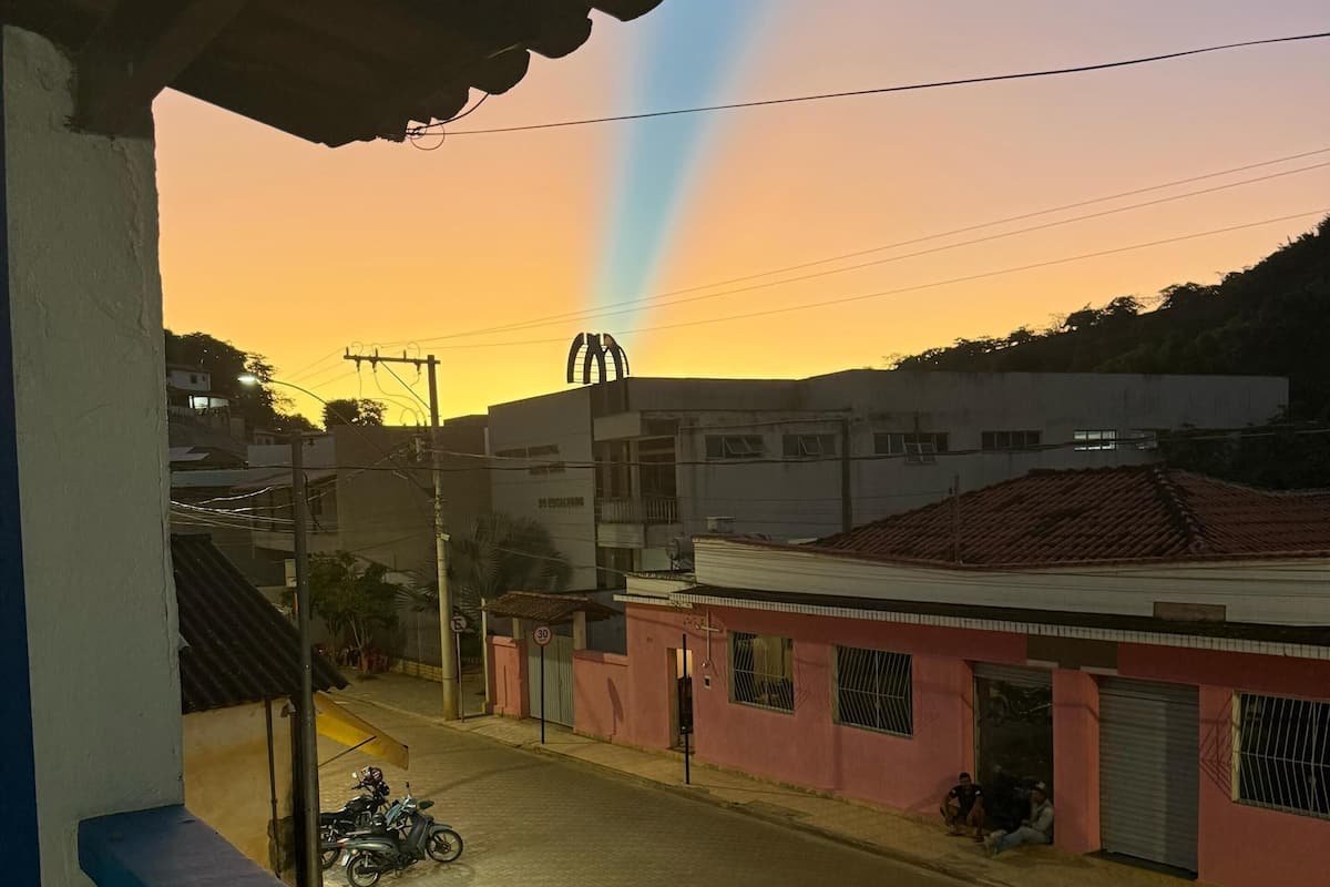 Cortinas blackout, wifi gratis y ropa de cama