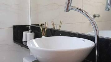 Quarto casal superior, vista para a cidade | Banheiro | Toalhas de banho, papel higiênico