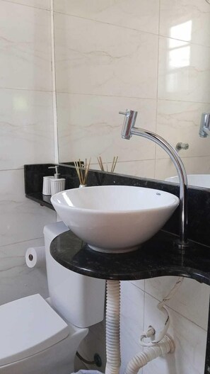 Quarto casal superior, vista para a cidade | Banheiro | Toalhas de banho, papel higiênico