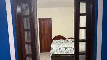 コンフォート ダブルまたはツインルーム バルコニー マウンテンビュー | 遮光カーテン、WiFi (無料)、ベッドシーツ