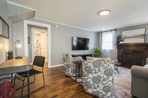 TV, fireplace, offices - Cozy 3BR w/ Free Attraction Tix | 6 Mins to Town (East Flat Rock)