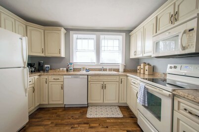 Cozy 3BR w/ Free Attraction Tix | 6 Mins to Town