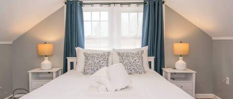 3 bedrooms, desk, WiFi, bed sheets