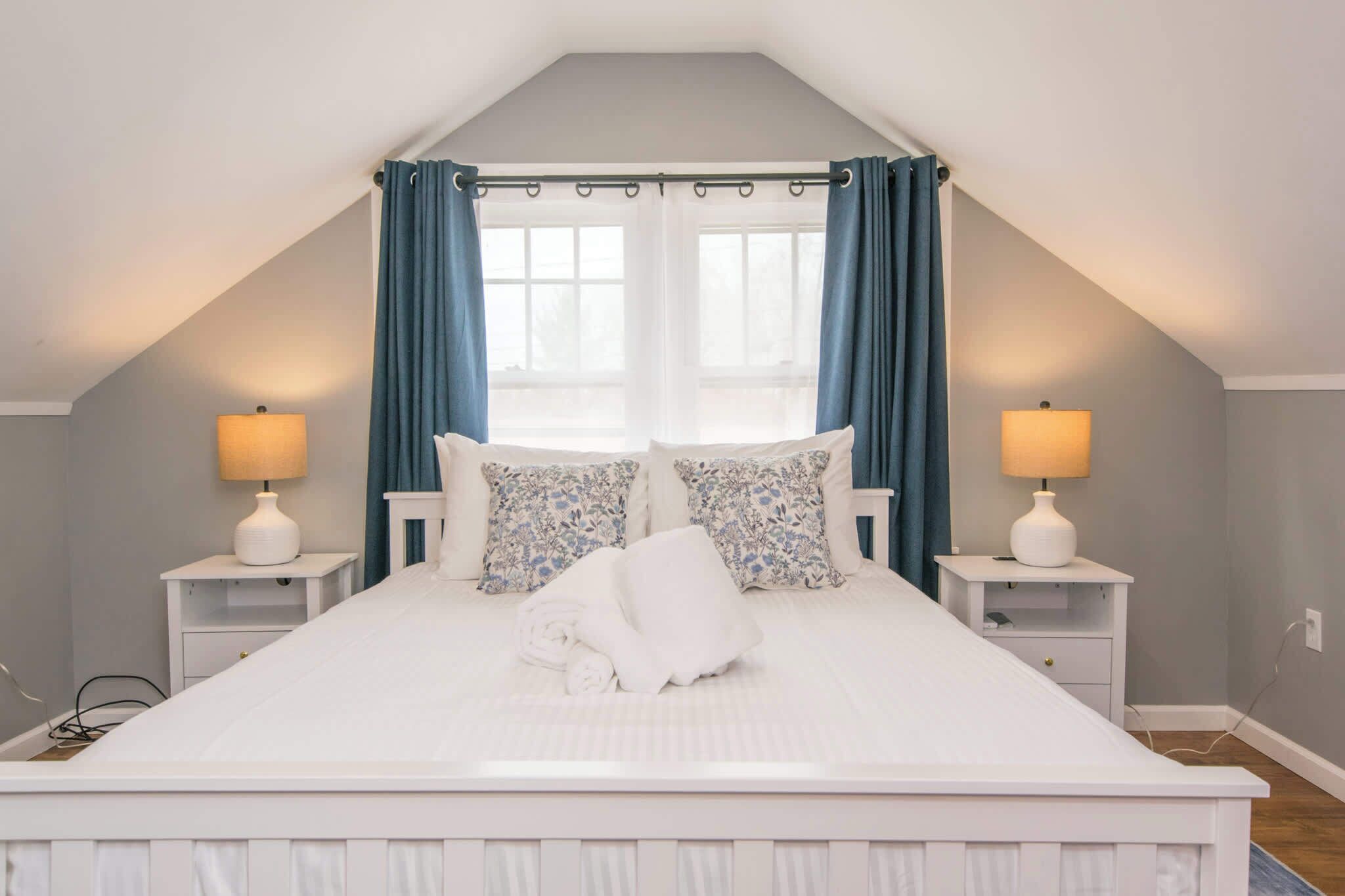 3 bedrooms, desk, WiFi, bed sheets