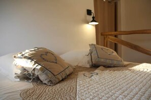 1 bedroom, iron/ironing board, WiFi, bed sheets - Charming dovecote, swimming pool and jacuzzi (saint remy)