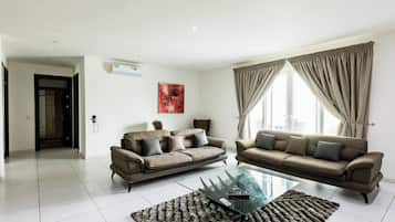 Comfort Apartment, 3 Bedrooms | Living area