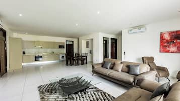 Comfort Apartment, 3 Bedrooms | Living area