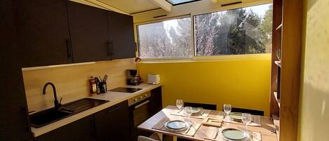 Réfrigérateur, micro-ondes, four, plaque de cuisson