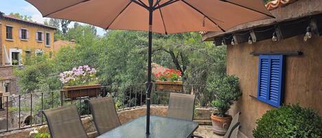 Basic Apartment | Outdoor dining