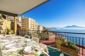 Outdoor dining - CaHouse - Three Bedroom Apartment, Sleeps 9 (Naples)