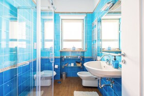 Shower, bidet, towels - CaHouse - Three Bedroom Apartment, Sleeps 9 (Naples)