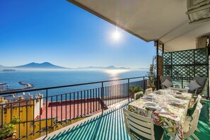 Outdoor dining - CaHouse - Three Bedroom Apartment, Sleeps 9 (Naples)