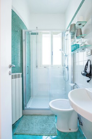 Shower, bidet, towels - CaHouse - Three Bedroom Apartment, Sleeps 9 (Naples)