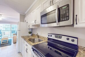 Kühlschrank, Mikrowelle, Ofen, Herdplatte