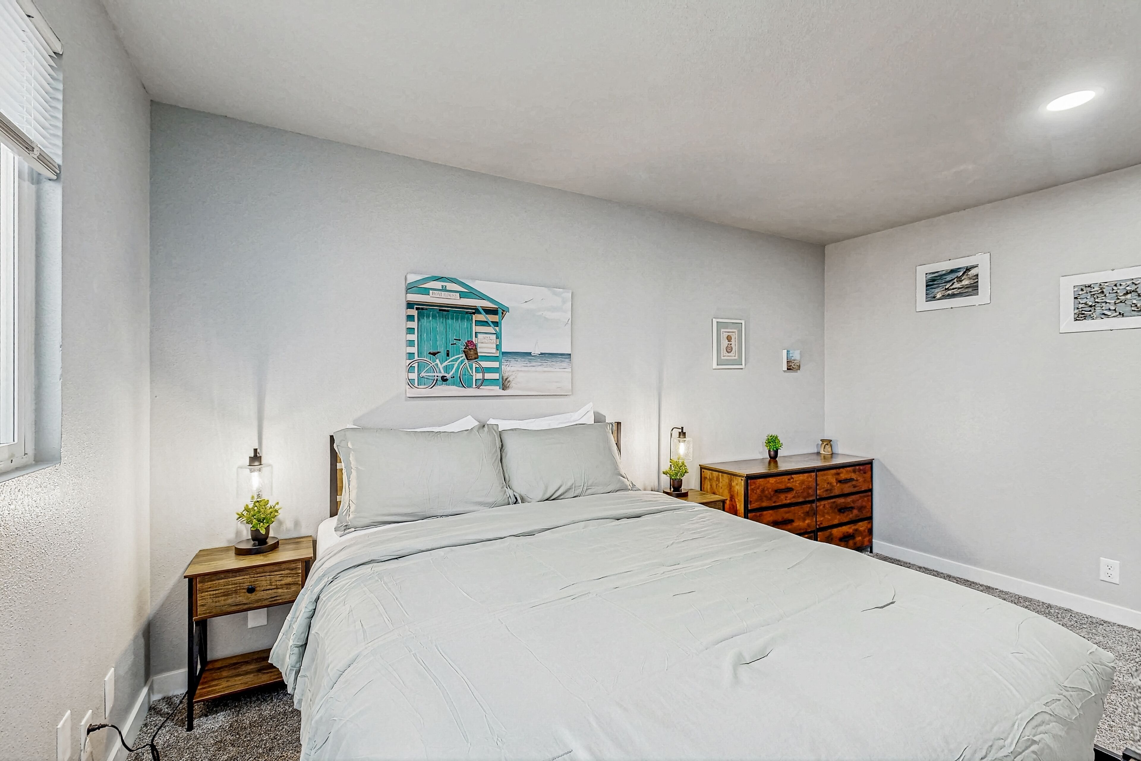 2 bedrooms, iron/ironing board, internet, bed sheets