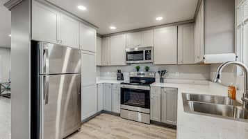 Réfrigérateur, micro-ondes, four, plaque de cuisson