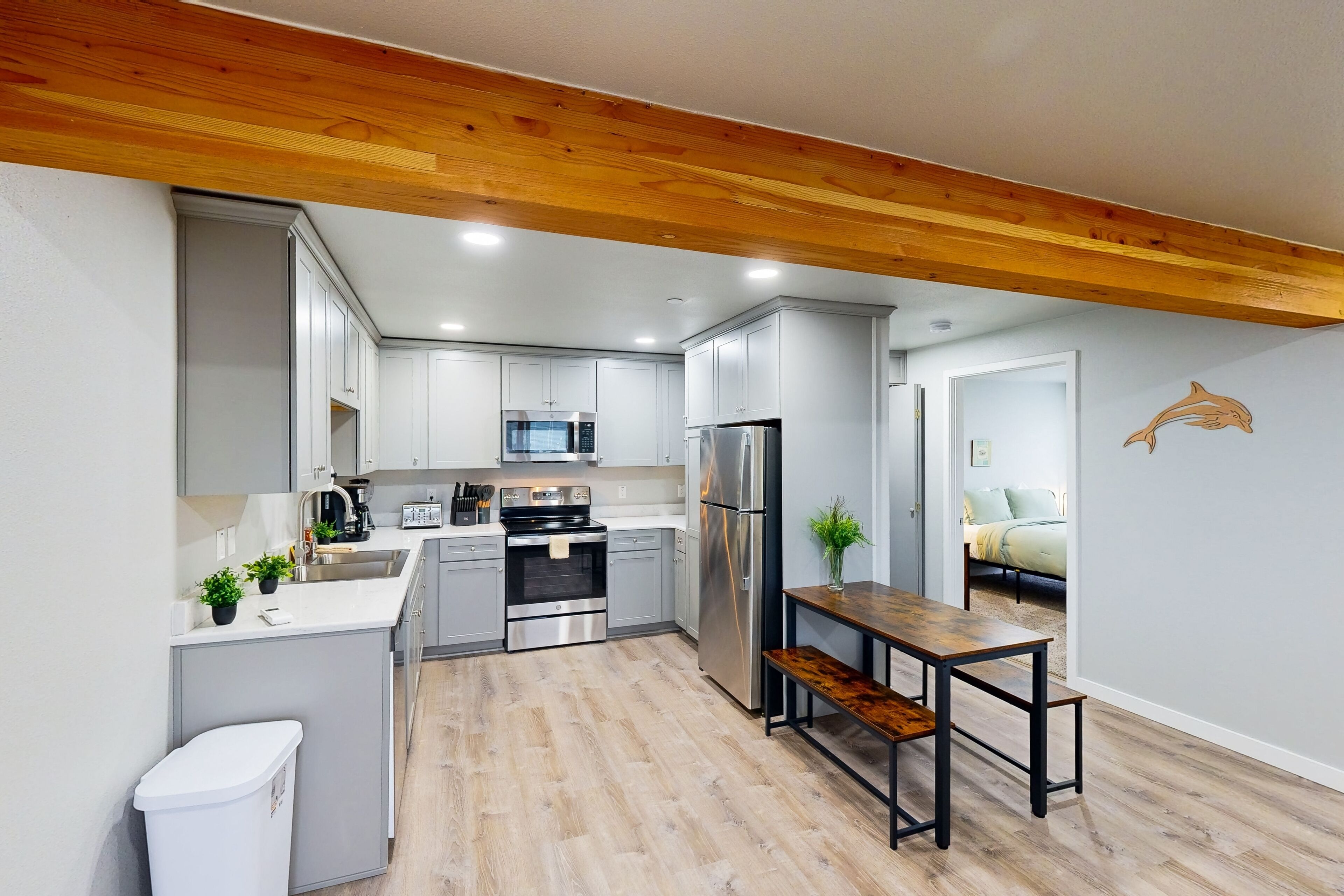 Jääkaappi, mikroaaltouuni, uuni, liesi