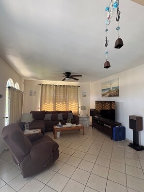 Una Smart TV, un reproductor de DVD, un reproductor estéreo