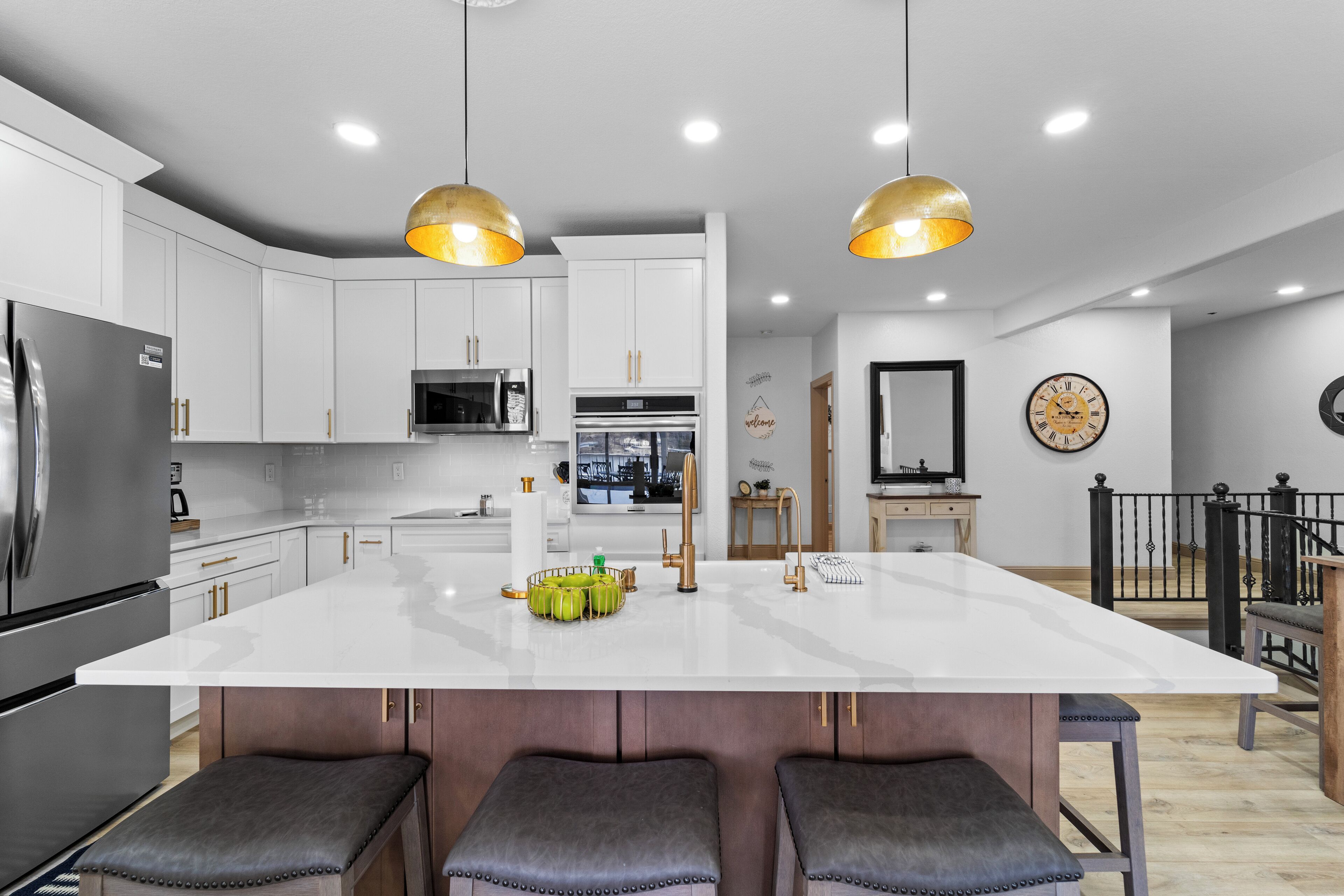 Kylskåp, mikrovågsugn, ugn och spishäll