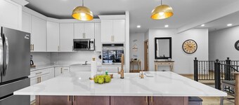 Newport II - 4 bdrm condo off Bagnell Dam Strip