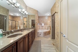 Shower, hair dryer, towels - Newport II - 4 bdrm condo off Bagnell Dam Strip (Lake Ozark)