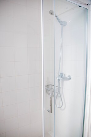 Douche, sèche-cheveux, serviettes fournies