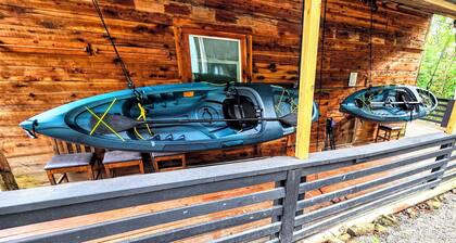 Wooded "Saltbox Cabin", Our Lake Access: 6 min walk, Kayaks!