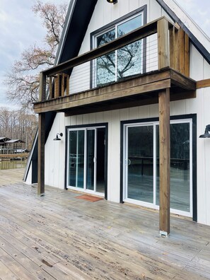 Exterior detail - 3 levels, 3 bed room spacious waterfront home is located in the Maurepas Swamp (Maurepas)