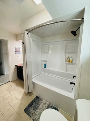 Een douche, een haardroger, handdoeken, zeep