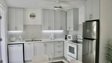 Jääkaappi, mikroaaltouuni, uuni, liesi