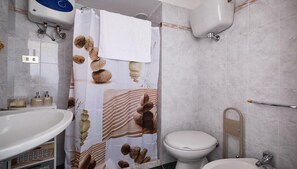 Shower, hair dryer, bidet, towels - A CASA DI BARBARA A love nest in the heart of Galatina (Galatina)
